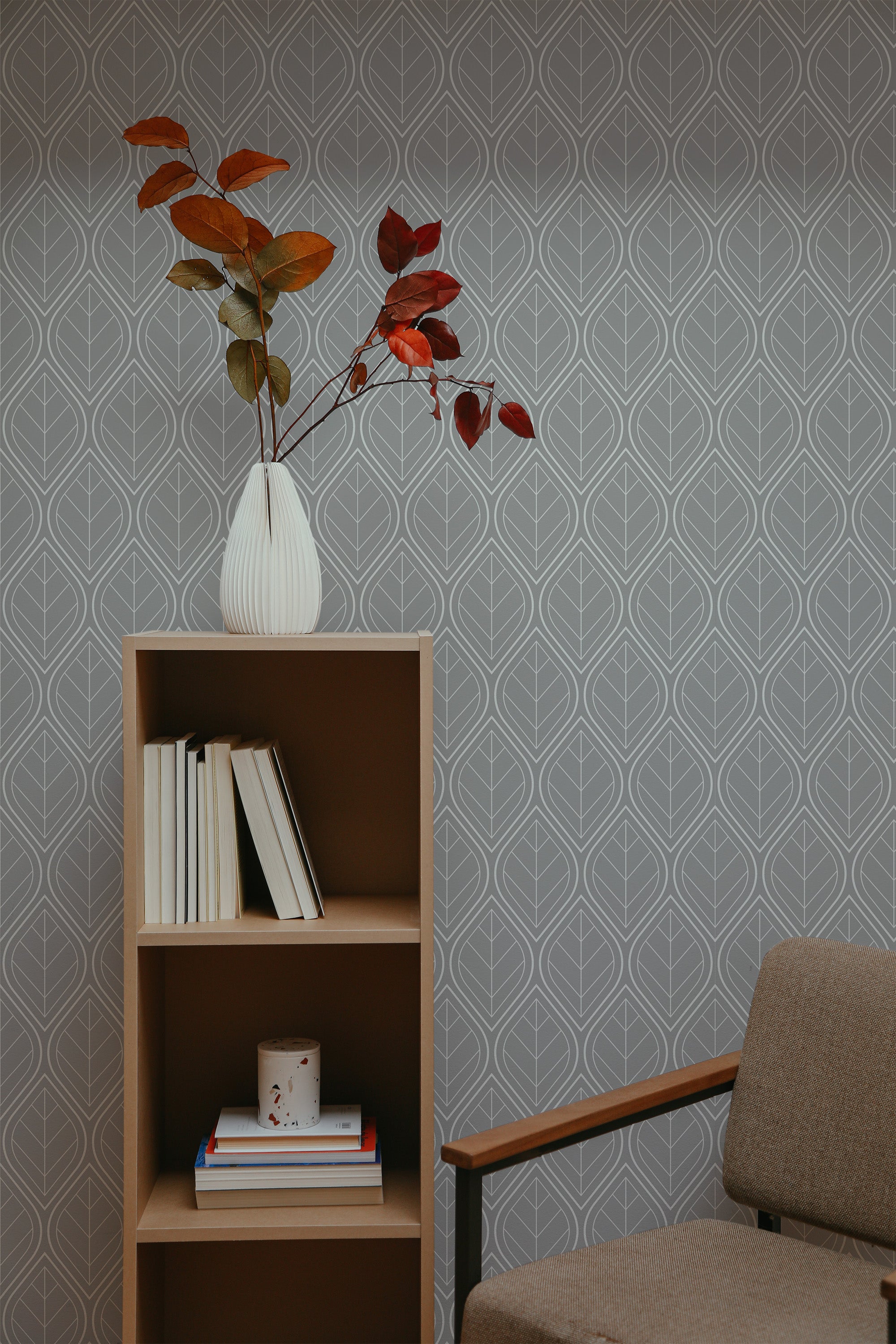 Self-adhesive Art Deco wallpaper with a seamless leaf pattern in soft, muted tones, providing a modern and elegant backdrop for the room.