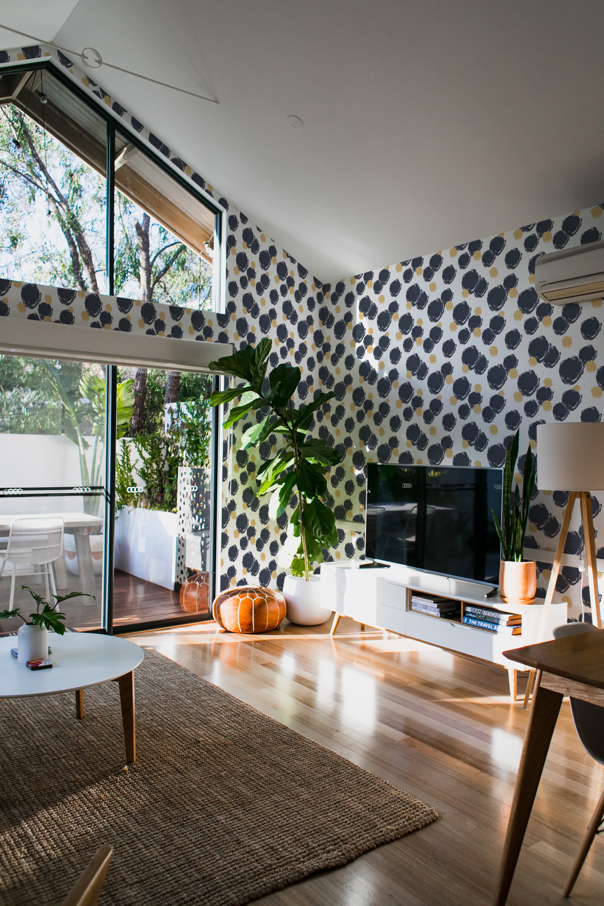 Room with wallpaper pattern in large, irregular, dark blue and gray paint spots on a white background, conveying a playful and modern aesthetic, traditional wallpaper.