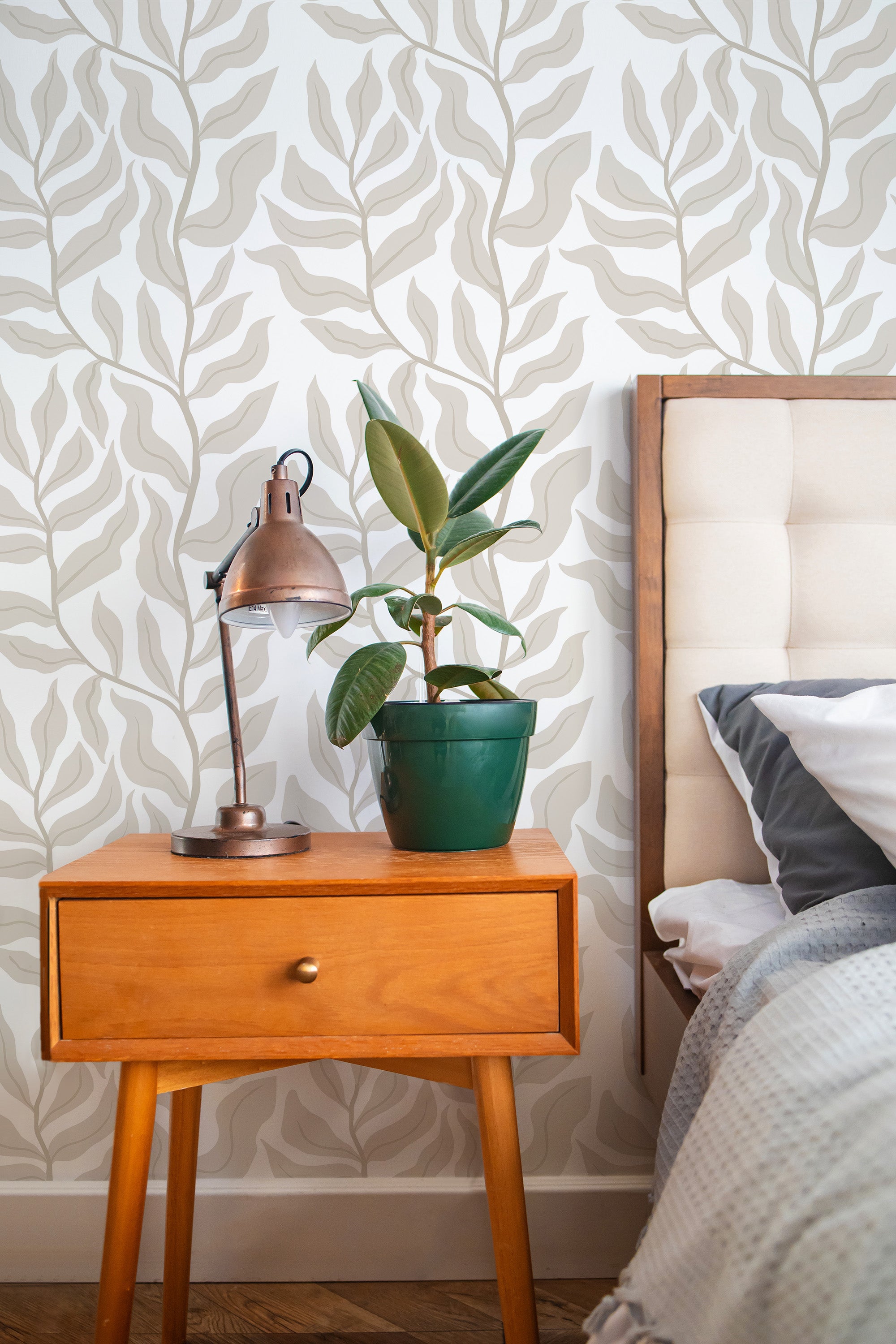 Self-adhesive wallpaper with a vintage cream leaf pattern on a white background, the leaf motifs are flowing and organic, in muted tones of beige and taupe.