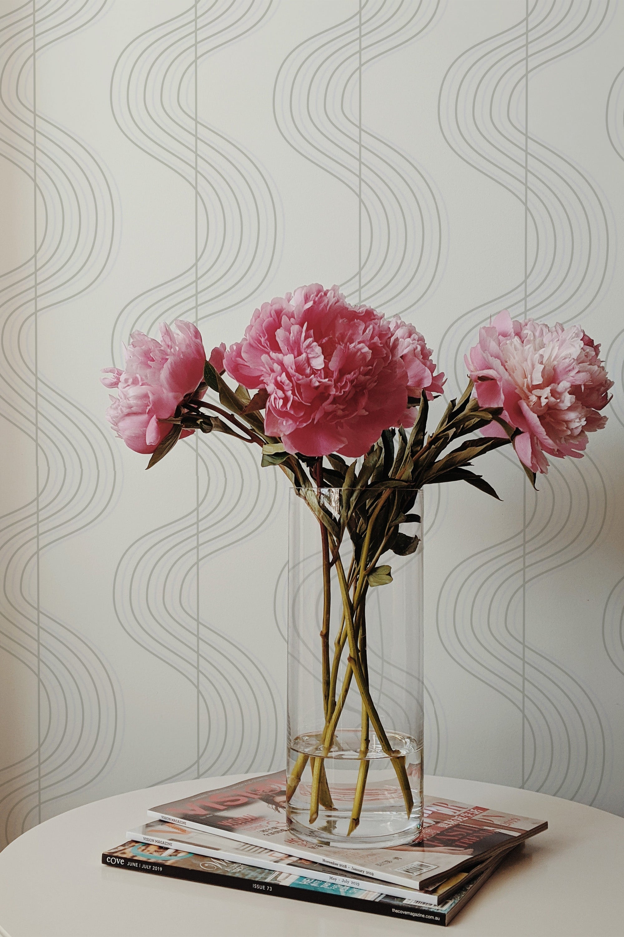 Self-adhesive wallpaper with a Vintage line design, characterized by elegant wavy lines in a neutral color palette.