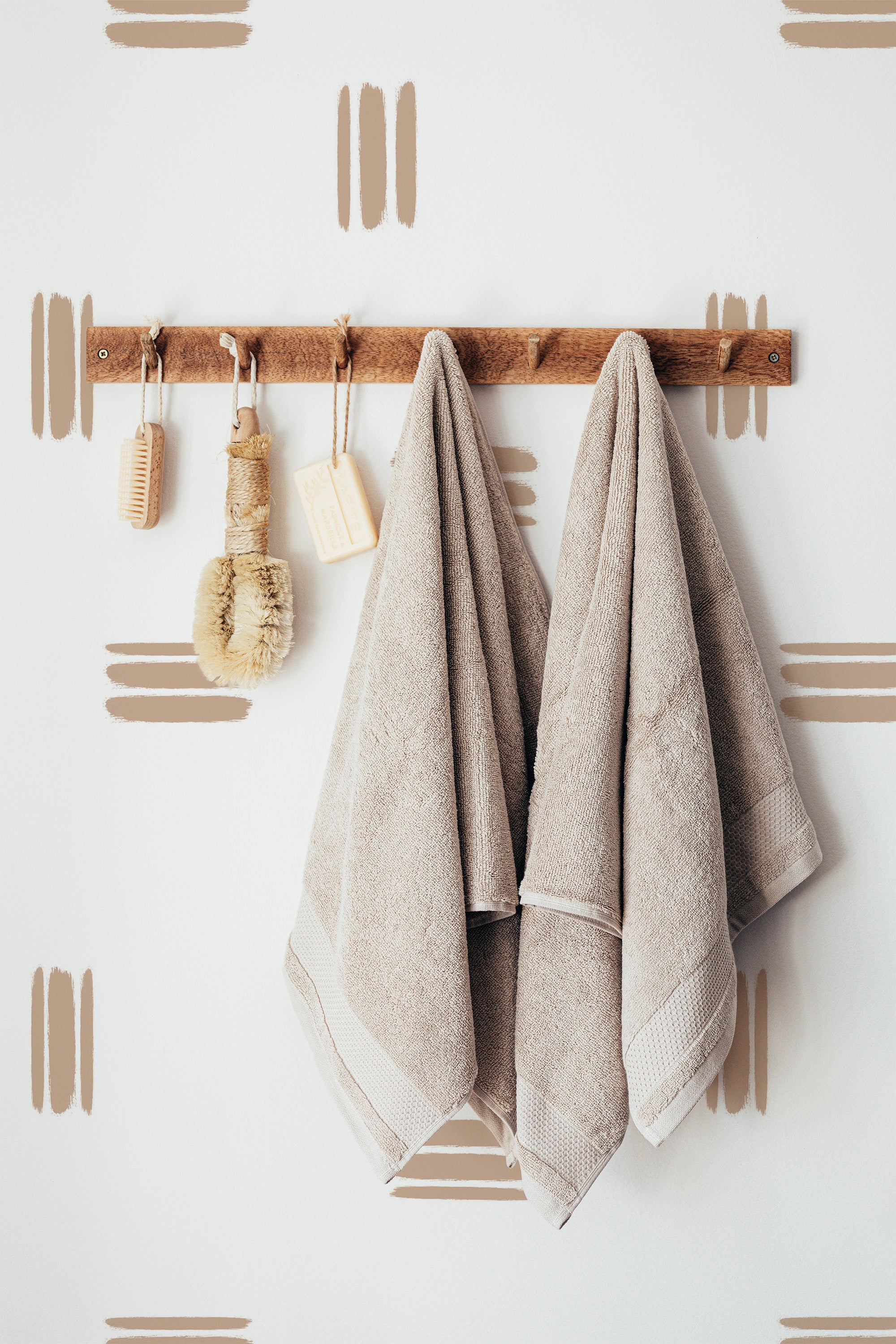 Self-adhesive wallpaper with a soft, neutral brush stroke pattern in beige tones, adding a subtle, modern touch to the room's d��cor.